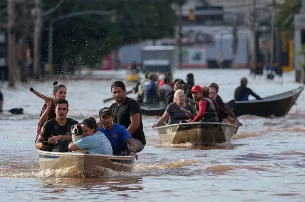 Voluntarios trasladan a personas evacuadas en Porto Alegre