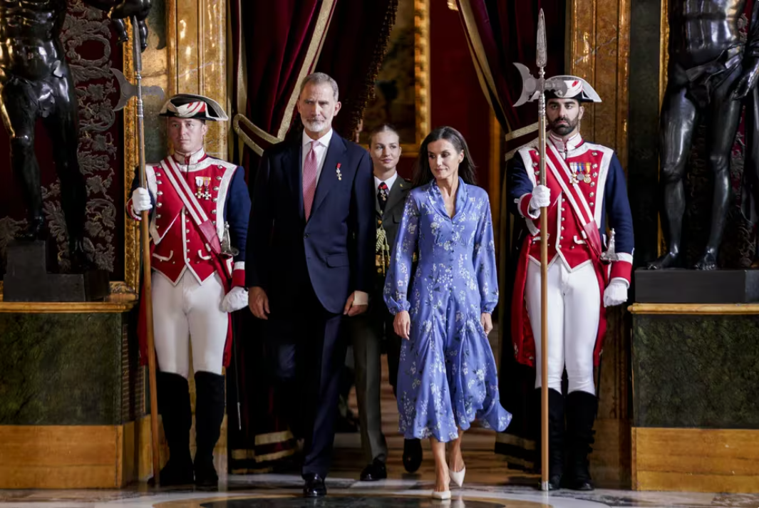 La princesa Leonor, la reina Letizia y el rey Felipe VI, durante una recepción con motivo del Día de la Fiesta Nacional en el Palacio Real. (A. Pérez Meca/Europa Press)